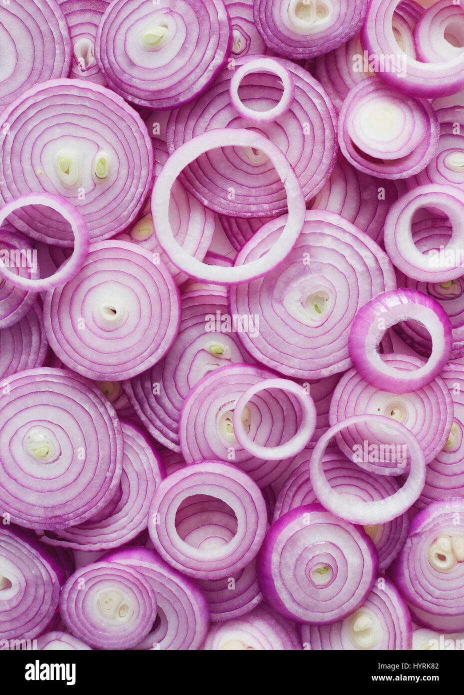 Rote Zwiebelscheiben. Geschnittene rote Zwiebelringe. Stockfoto