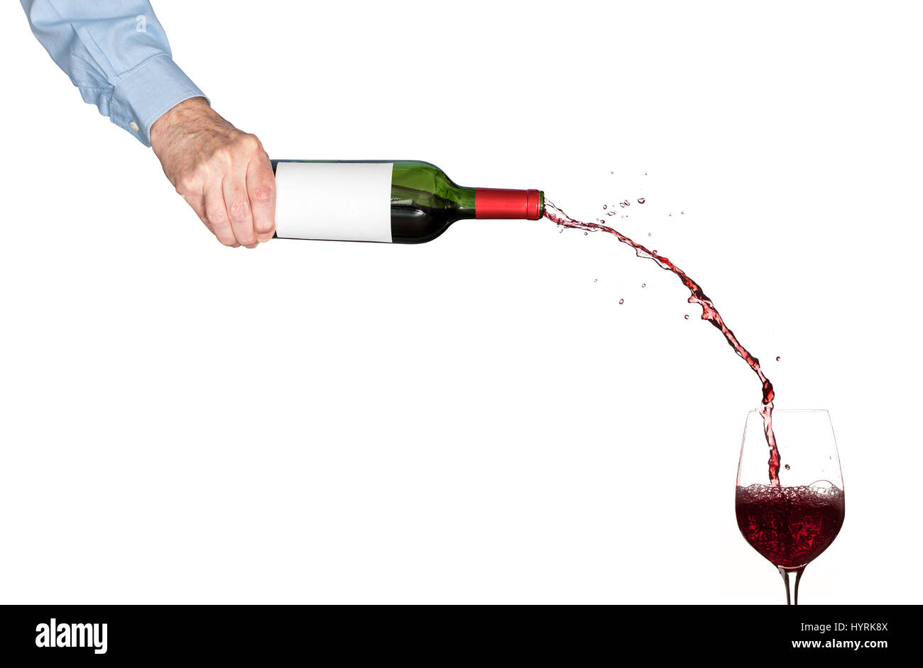 Wein aus der Flasche ins Glas gießen Stockfoto