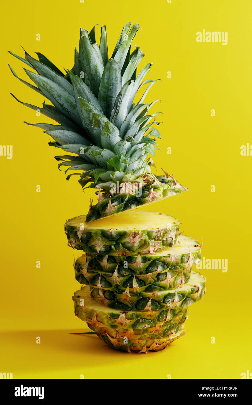 Ananas auf gelbem Hintergrund Stockfoto