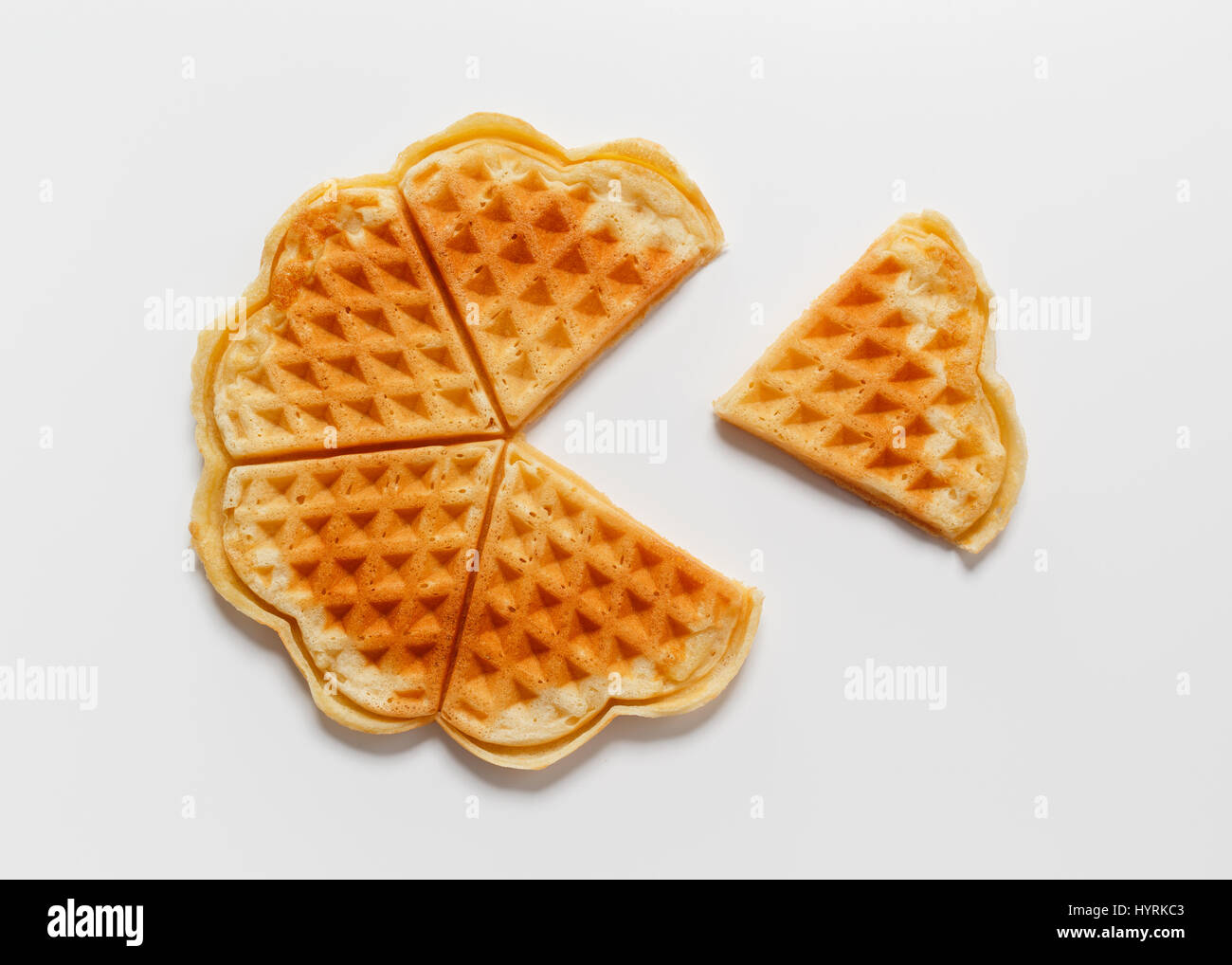 Belgische Waffel auf weißem Hintergrund in Herzform Stockfoto