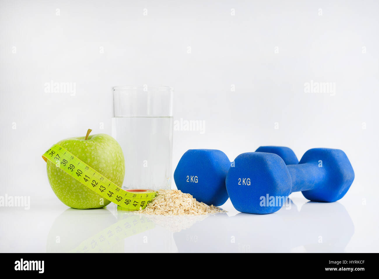 Hantel grünen Apfel und weiche Meter. Sport und training Stockfoto