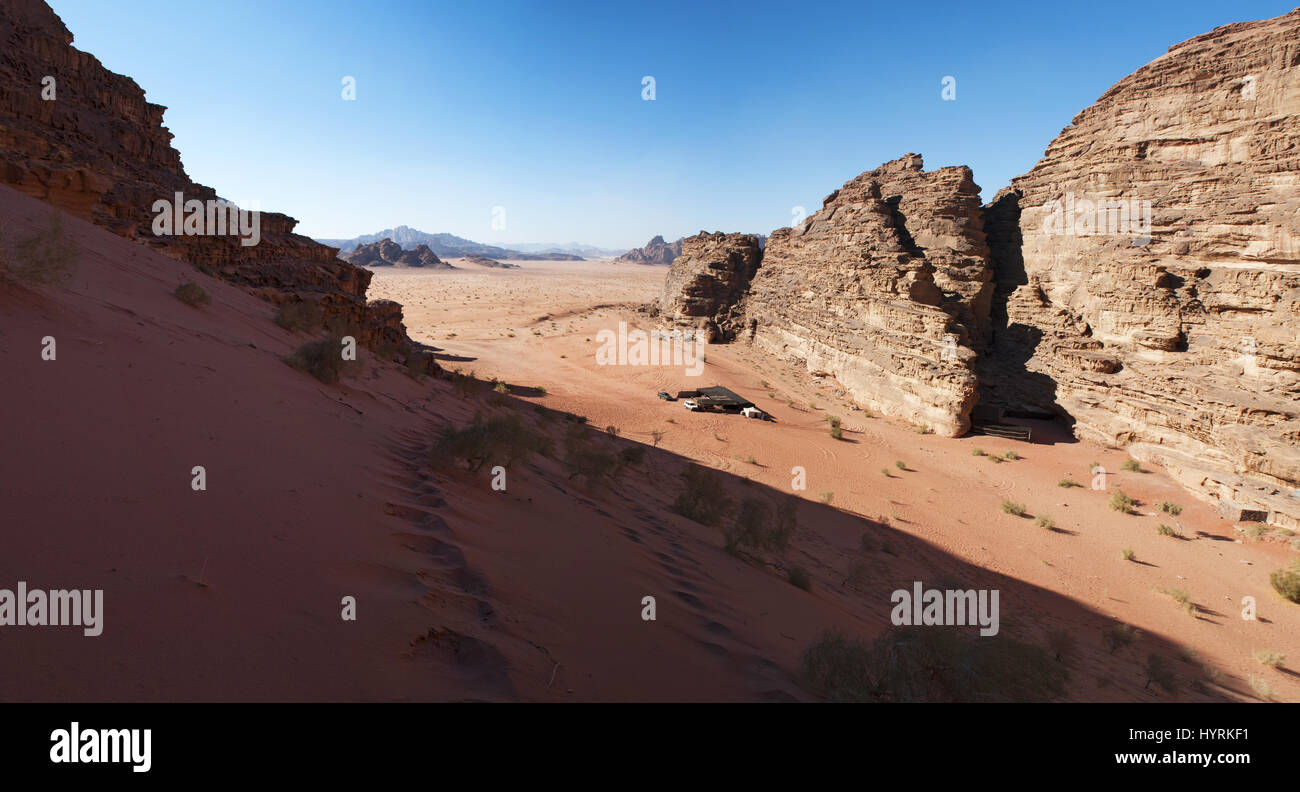 Beduinen-Zelt in der Wüste Wadi Rum, bekannt als Tal des Mondes, berühmten Tal in den Sandstein und Granit Felsen geschnitten und sieht aus wie Mars Stockfoto