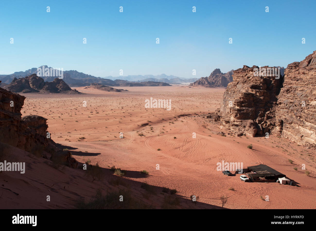 Beduinen-Zelt in der Wüste Wadi Rum, bekannt als Tal des Mondes, berühmten Tal in den Sandstein und Granit Felsen geschnitten und sieht aus wie Mars Stockfoto