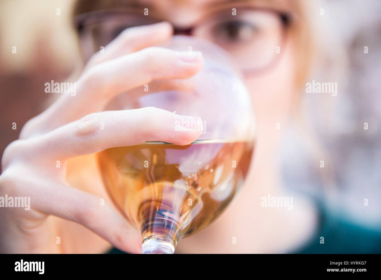 SURREY, VEREINIGTES KÖNIGREICH. 6. April 2017. Forscher fanden heraus, dass Menschen, die Alkohol in mäßig trinken Leitlinien tranken weniger wahrscheinlich zu einem f waren Stockfoto