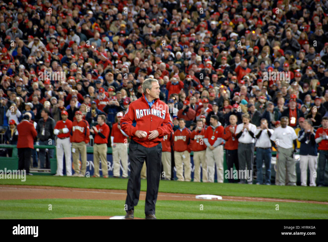 US-Präsident George W. Bush Stellplätze den ersten Ball für die Washington Nationals während des ersten Spiels am Nationals Park 30. März 2008 in Washington, DC. Stockfoto