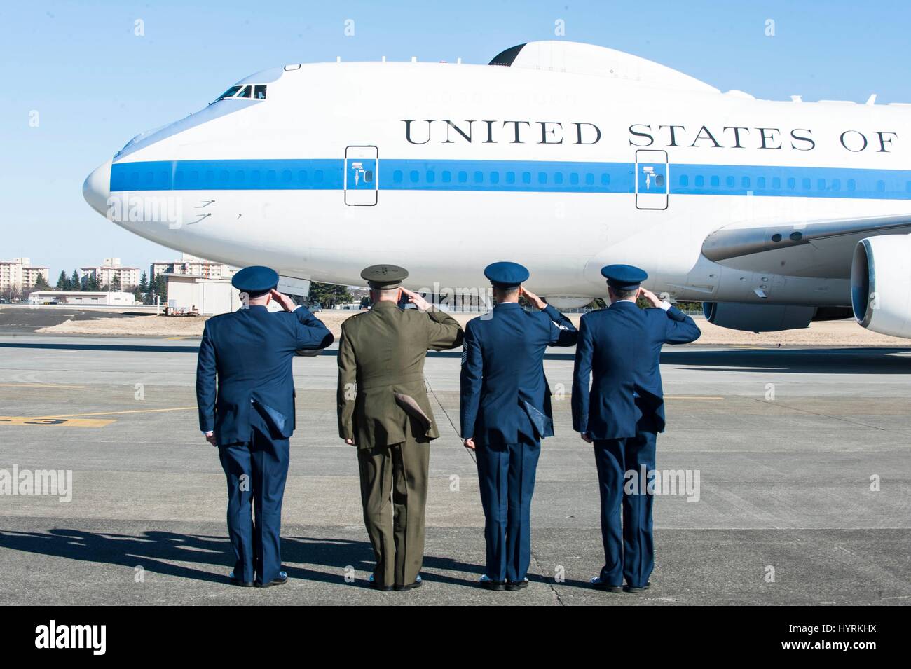US-Truppen in Japan Commander Jerry Martinez (L-R), stellvertretender Kommandant Charles Chiarotti, Chief Master Terrance Greene und Commander Kenneth Moss begrüssen US-Verteidigungsminister James Mattis, wie er auf der Yokota Air Base 3. Februar 2017 in Tokio, Japan kommt. Stockfoto
