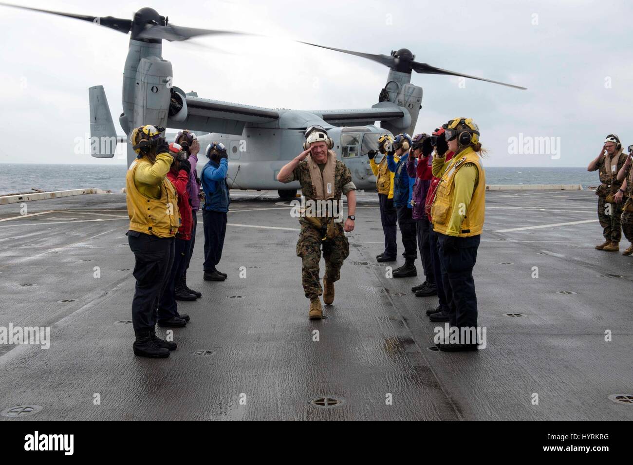 US Marines Kommandierender General Lawrence Nicholson salutiert Regenbogen Sideboys, als er an Bord der USN San Antonio-Klasse amphibischen Dock Transportschiff USS Green Bay 21. März 2017 in das Ostchinesische Meer kommt. Stockfoto