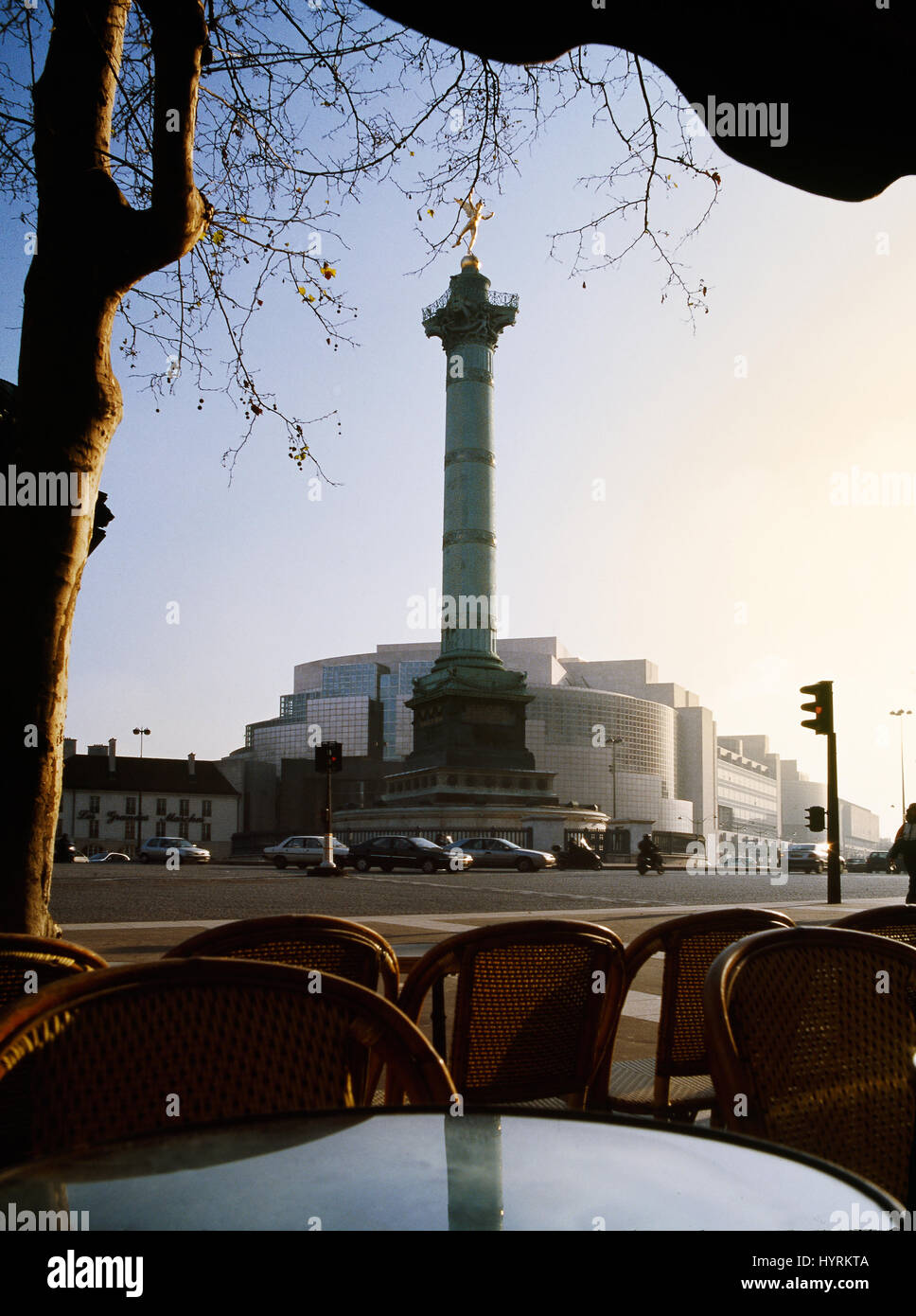 Place De La Bastille Blick aus einer typischen Paris Cafés.  Die Juli-Spalte mitten auf dem Platz und im Hintergrund die Operà Bastille. Stockfoto