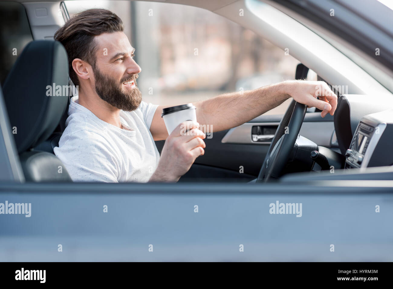 Mann, ein Auto zu fahren Stockfoto