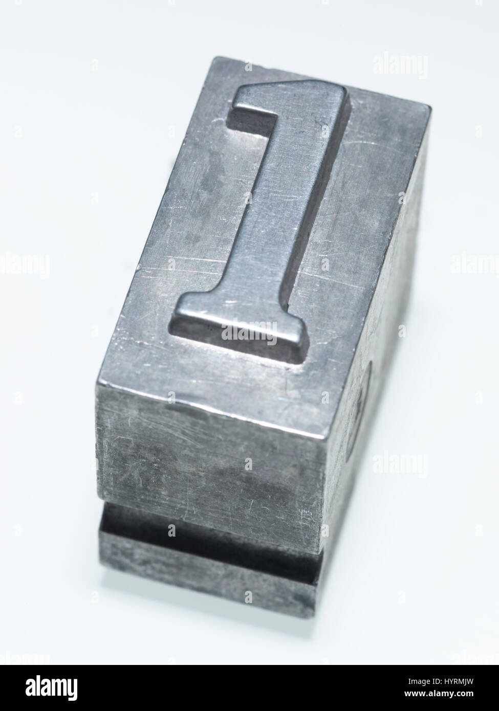 genaue Nummer eins Zeichen metallischen Buchdruck Typ Block isoliert auf weiss Stockfoto