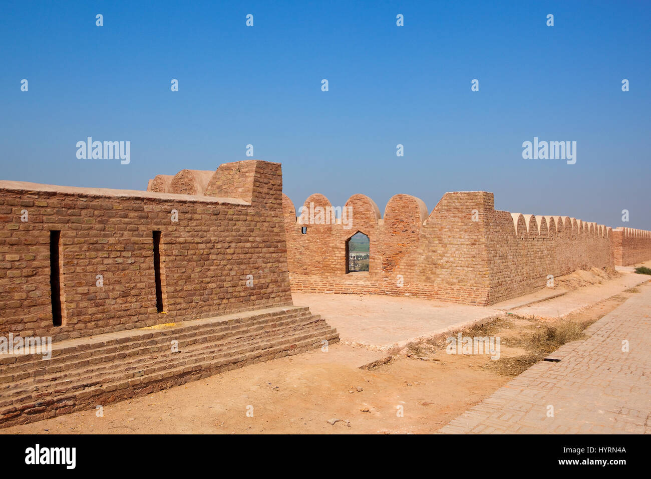 die Restaurierungsarbeiten am Bhatner Fort Hanumangarh Rajasthan Indien unter einem strahlend blauen Himmel Stockfoto
