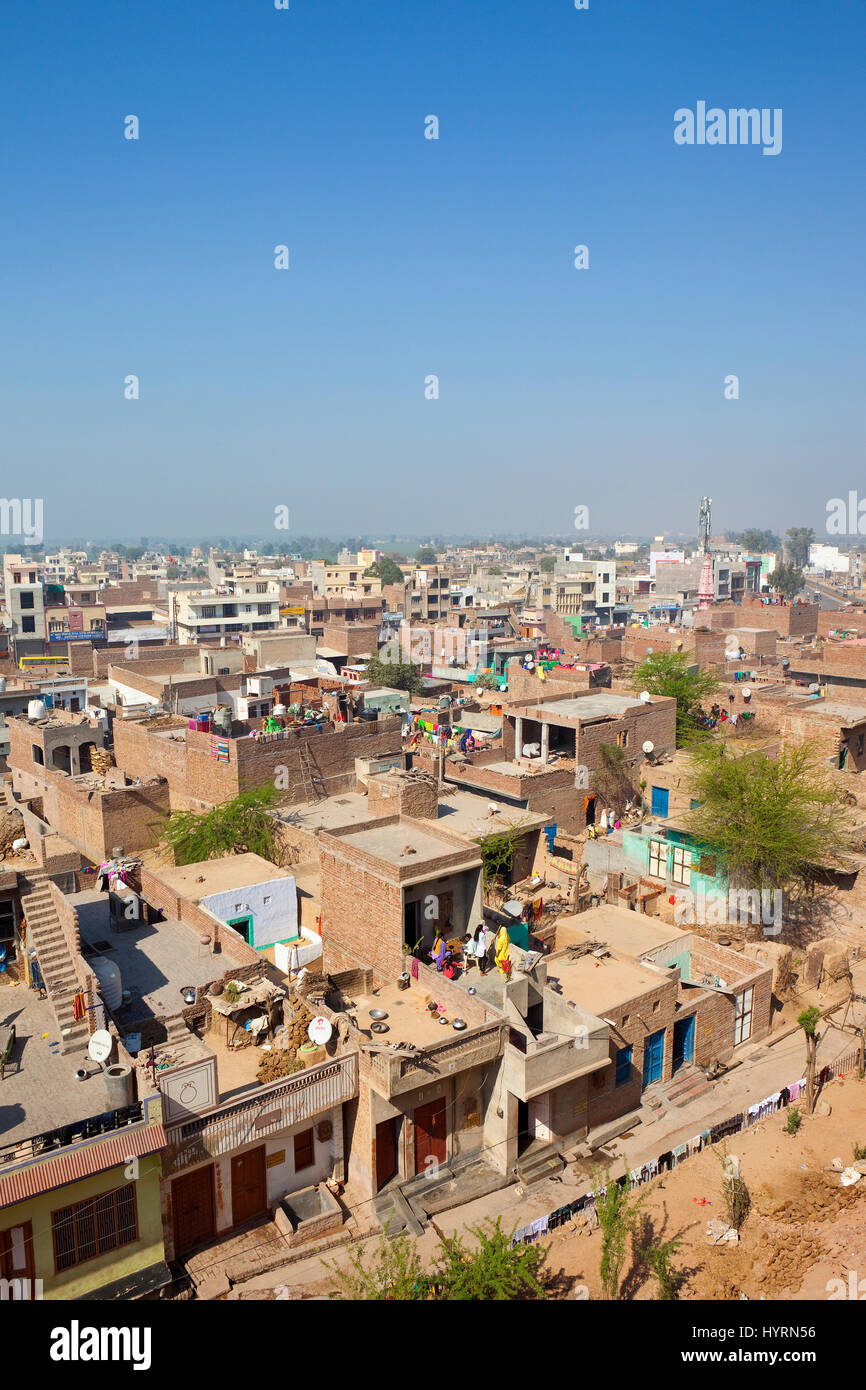 Alltag in der Stadt von Hanumangarh Rajasthan Indien mit Wohnungen und Geschäften unter einem strahlend blauen Himmel Stockfoto