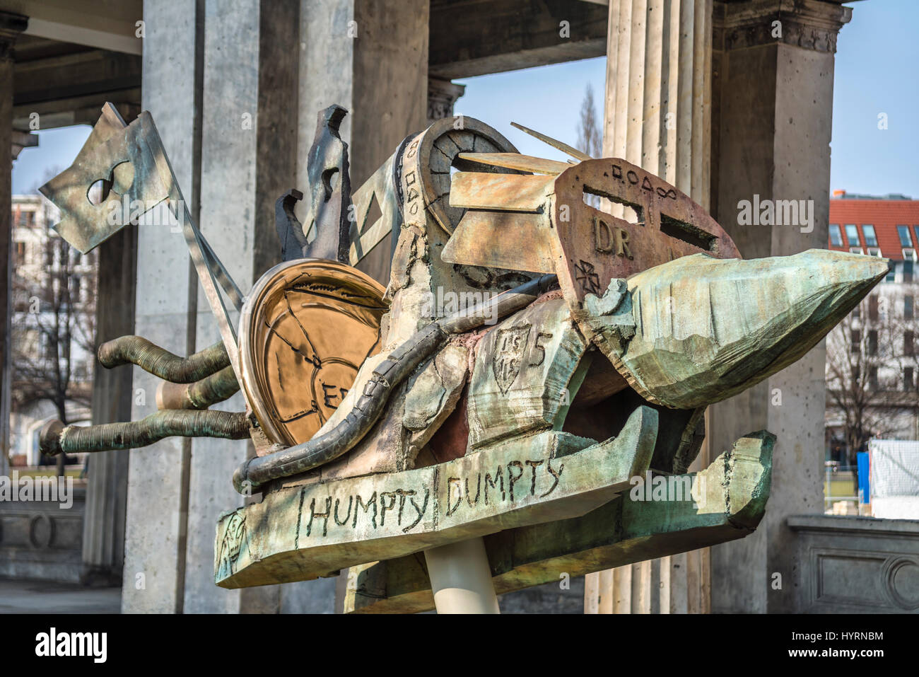 Skulptur „Humpty Dumpty“ vor der Alten Galerie auf der Museumsinsel Berlin Stockfoto