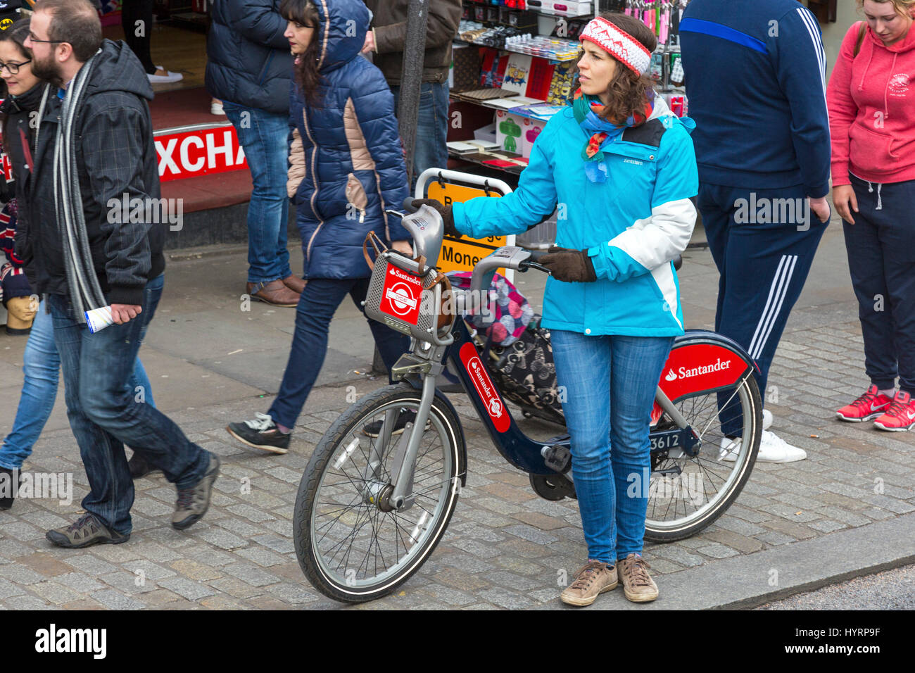 Radfahrer mit gemieteten Fahrrad, Camden Lock, London, England, UK Stockfoto