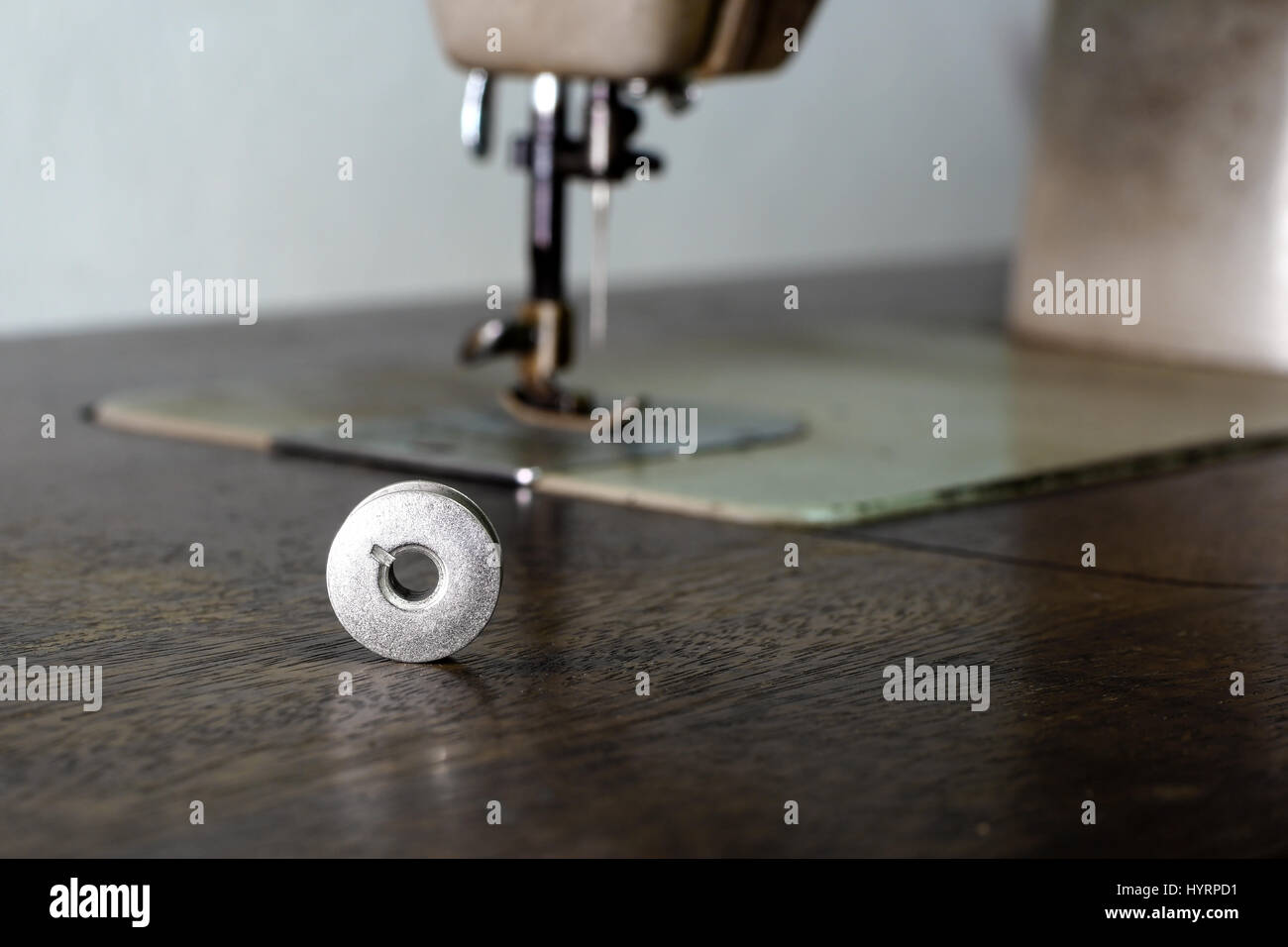 Nahaufnahme der Garnrolle auf Nähmaschine Stockfoto