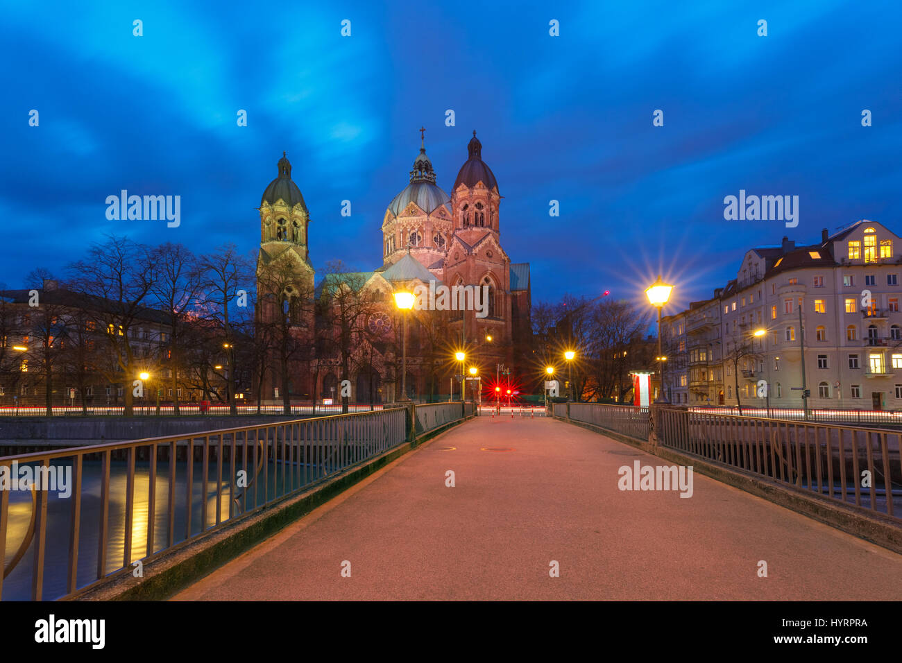 Saint Lucas Church nachts in München, Deutschland Stockfoto