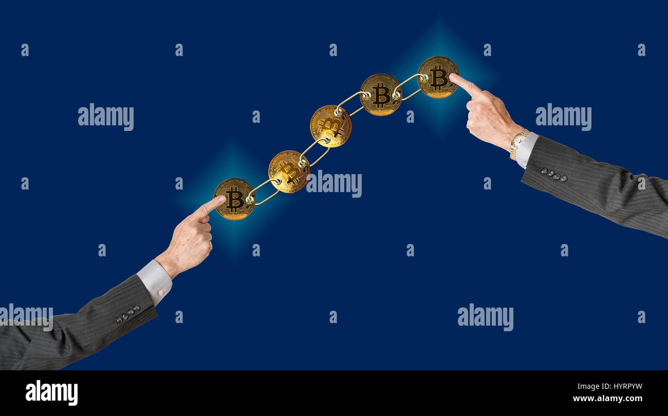 Verknüpfte Bitcoins mit blauem Hintergrund für blockchain Stockfoto