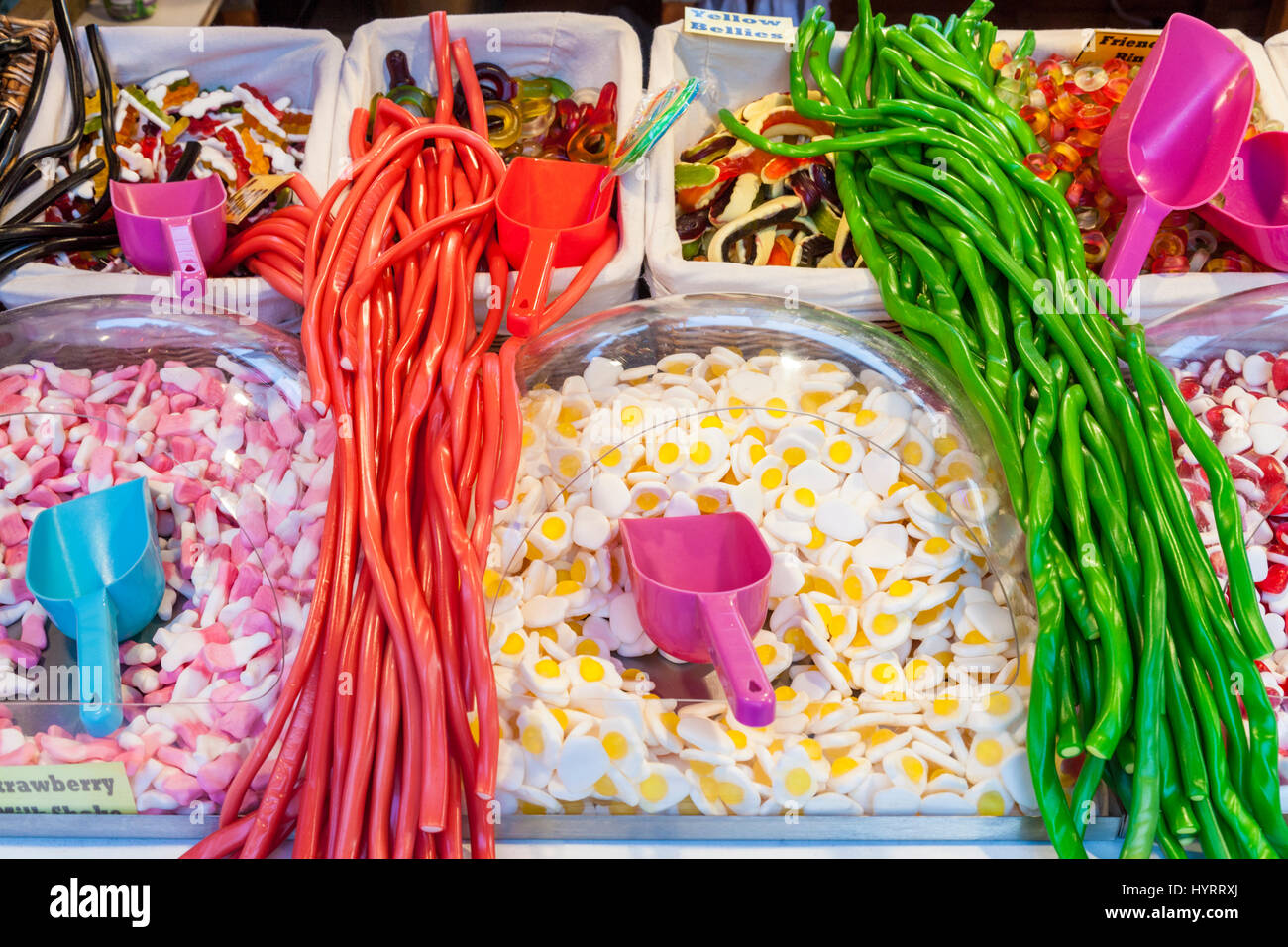 Süßigkeiten und Lakritze Streicher im Pick- and -Mix süß stall, England, UK Stockfoto