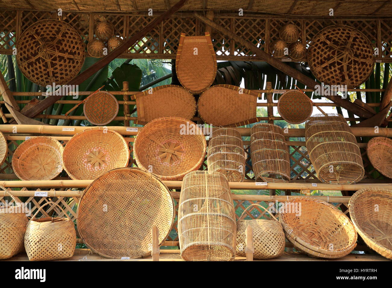 Bambusprodukte anzeigen Lok o Karu Shilpa Mela in Sonargaon, Narayanganj, Bangladesch Stockfoto