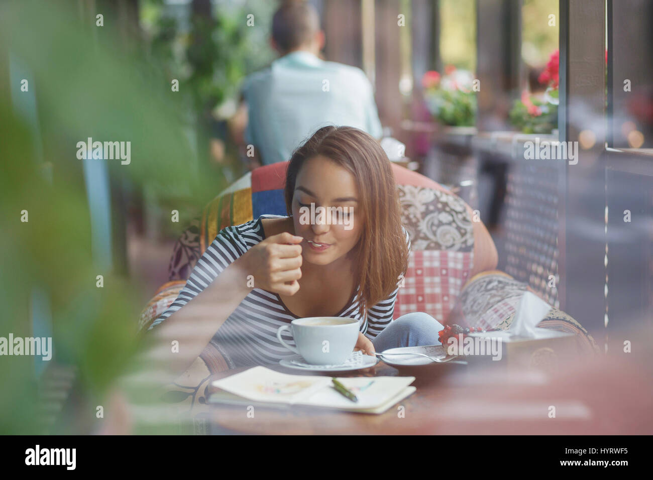 Junge Frau sitzt in urban Cafe indoor. Cafe Stadt Lebensstil. Casual Portrait Teenager Mädchen Stockfoto