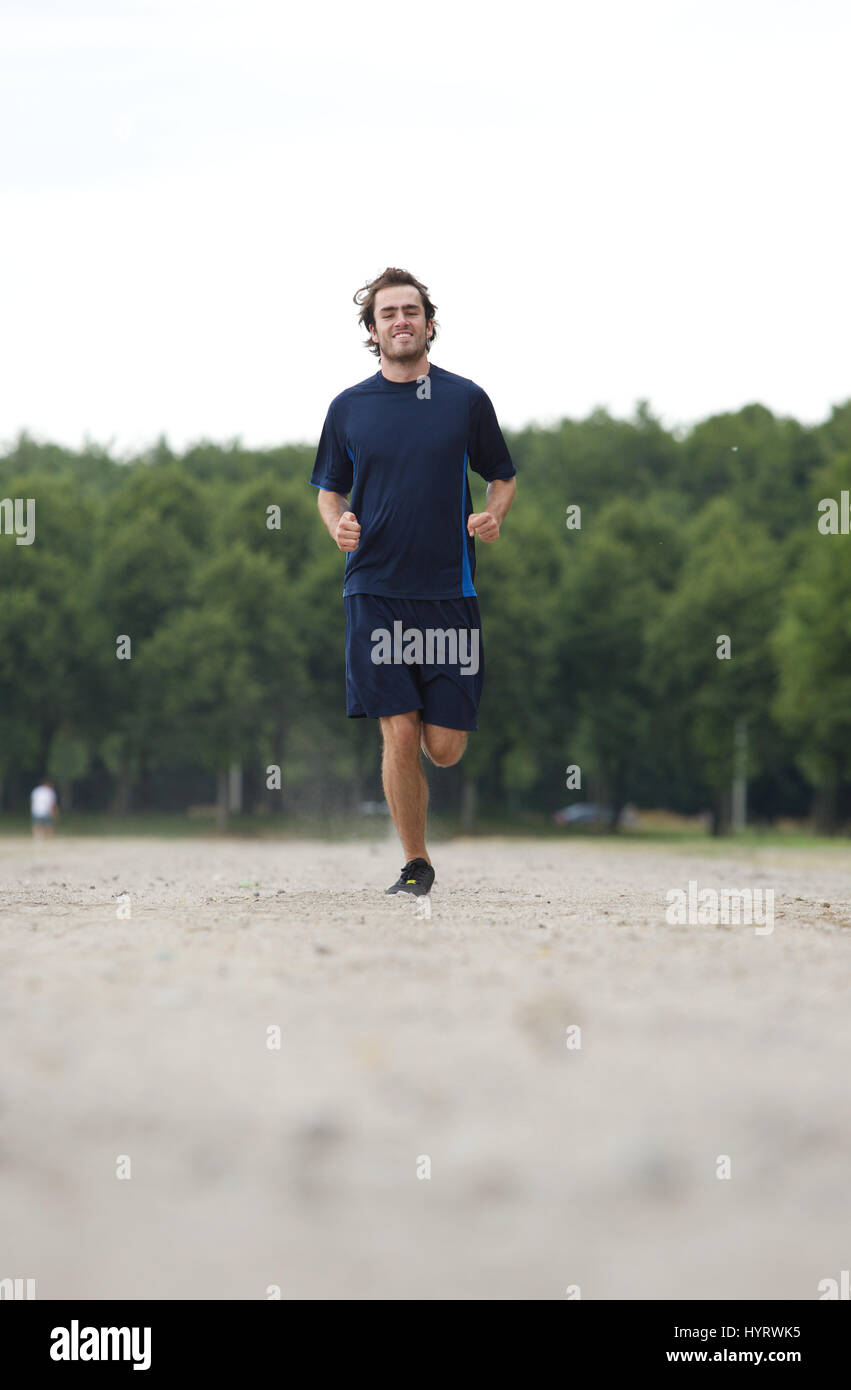 Gesunde junge Mann im freien laufen im park Stockfoto