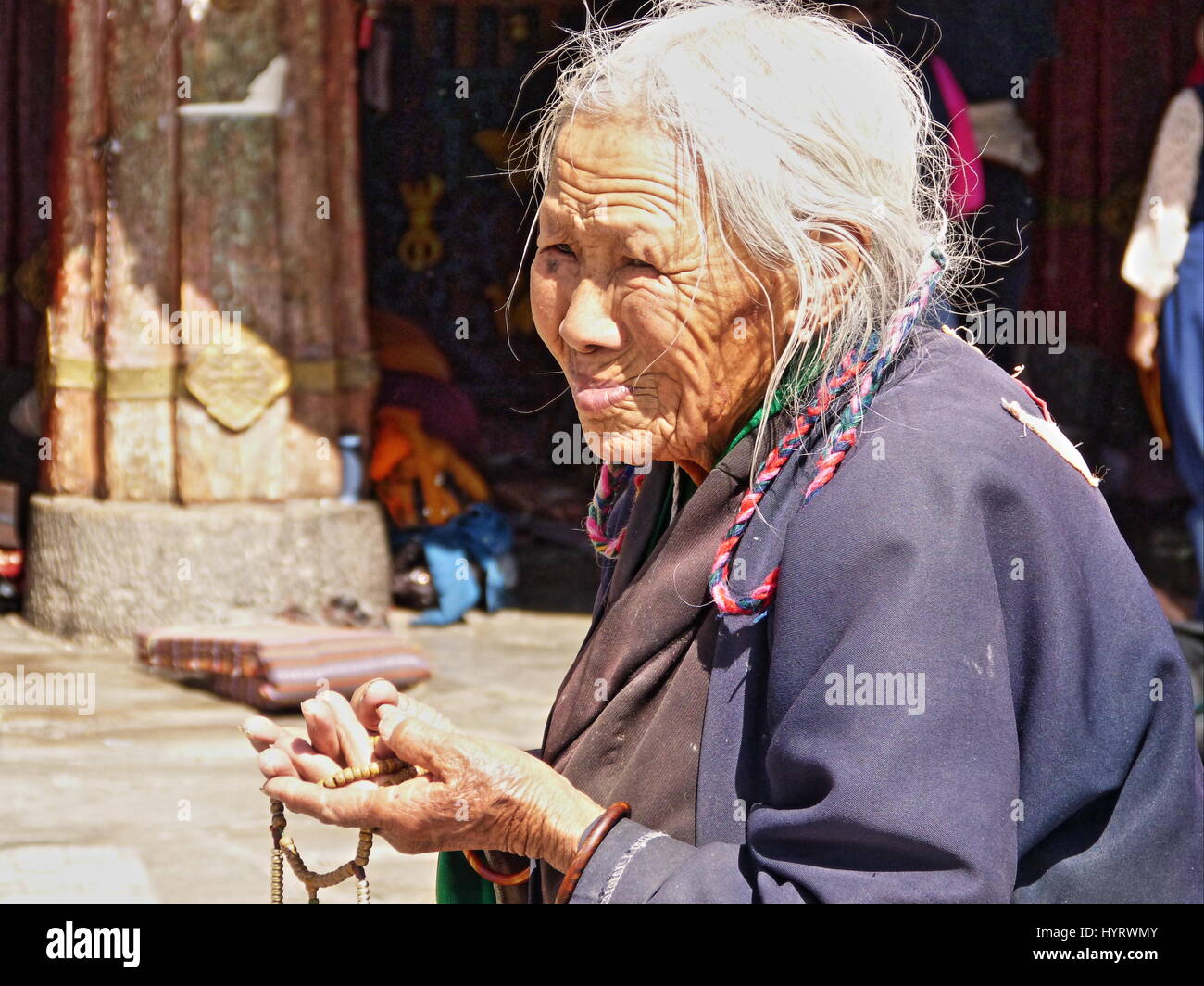 Eine alte Tibet mit ihre Gebetskette vor Jokhang Tempel, auch bekannt als Qoikang-Kloster oder Jokhang-Kloster in Lhasa, Tibet Stockfoto