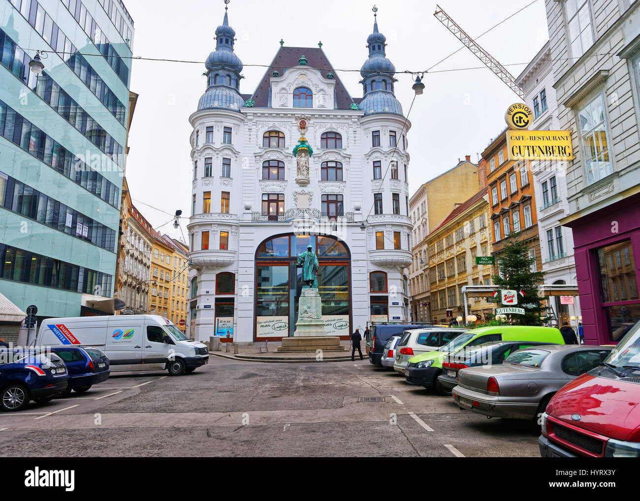 Wien, Österreich - 8. Januar 2014: Johannes Gutenberg-Statue in der Altstadt von Wien, Österreich. Menschen auf dem Hintergrund. Stockfoto