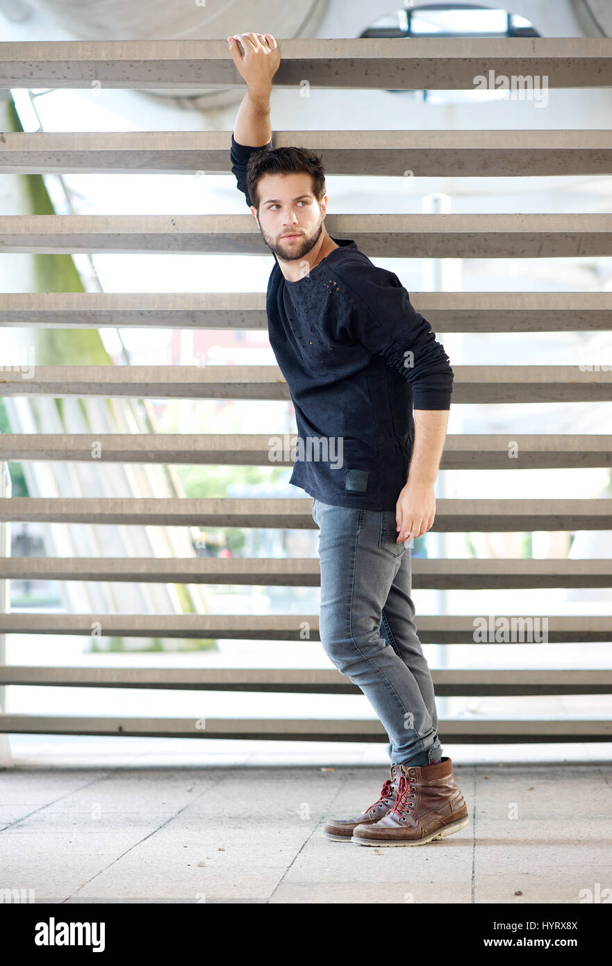 In voller Länge Portrait von eine coole Mode-Model posiert im freien Stockfoto