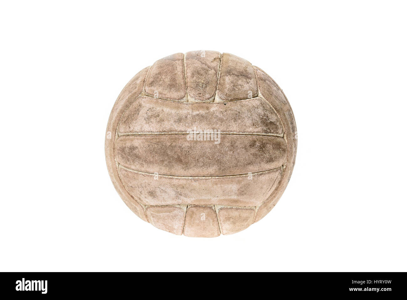 Alte, gebrauchte und gewaschene Handball Ball isoliert auf weiss. Alte, gebrauchte und überholte Sportgeräte. Stockfoto