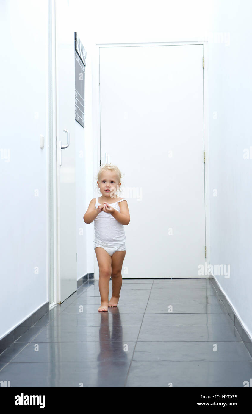 Volle windel mädchen -Fotos und -Bildmaterial in hoher Auflösung – Alamy