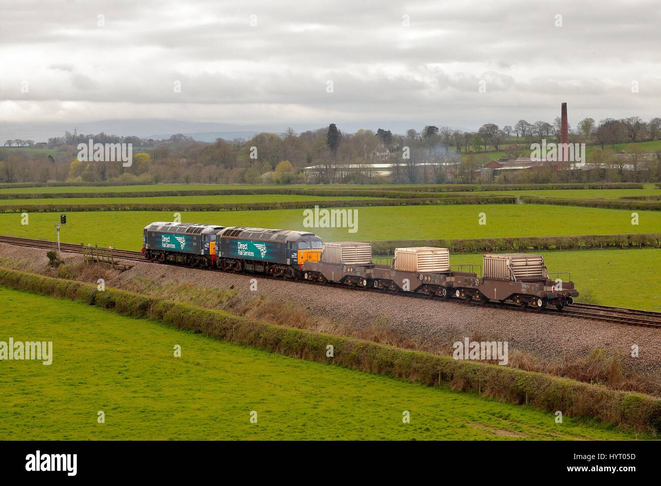 Atommüll in Transport-Kabine mit einem nuklearen Abfall Kolben mit Direct Rail Services Klasse 57 Güterzug nach Sellafield transportiert. Stockfoto