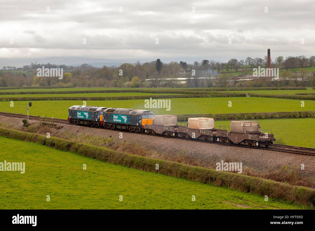 Atommüll in Transport-Kabine mit einem nuklearen Abfall Kolben mit Direct Rail Services Klasse 57 Güterzug nach Sellafield transportiert. Stockfoto Atommüll in Transport-Kabine mit einem nuklearen Abfall Kolben mit Direct Rail Services Klasse 57 Güterzug nach Sellafield transportiert. Stockfoto