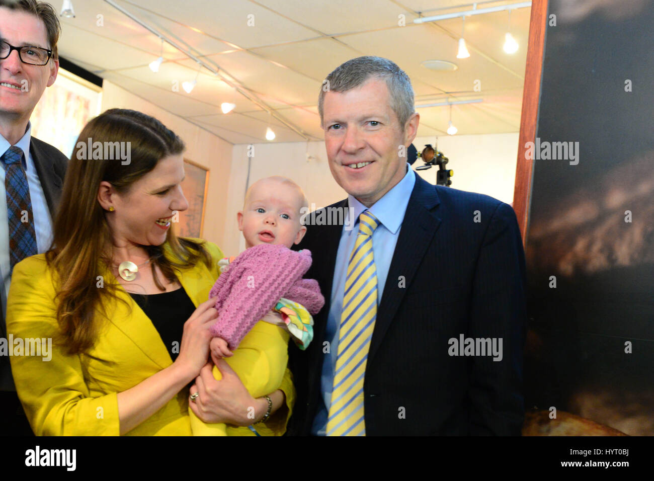 Schottische Liberal Democrats Willie Rennie (R), UK Business Minister Jo Swinson (C) und Mike Crockart (L), die Sitzung MP in Edinburgh West, treffen sich fünf Monate alten Martha Milne auf Wahlkampftour in South Queensferry Stockfoto