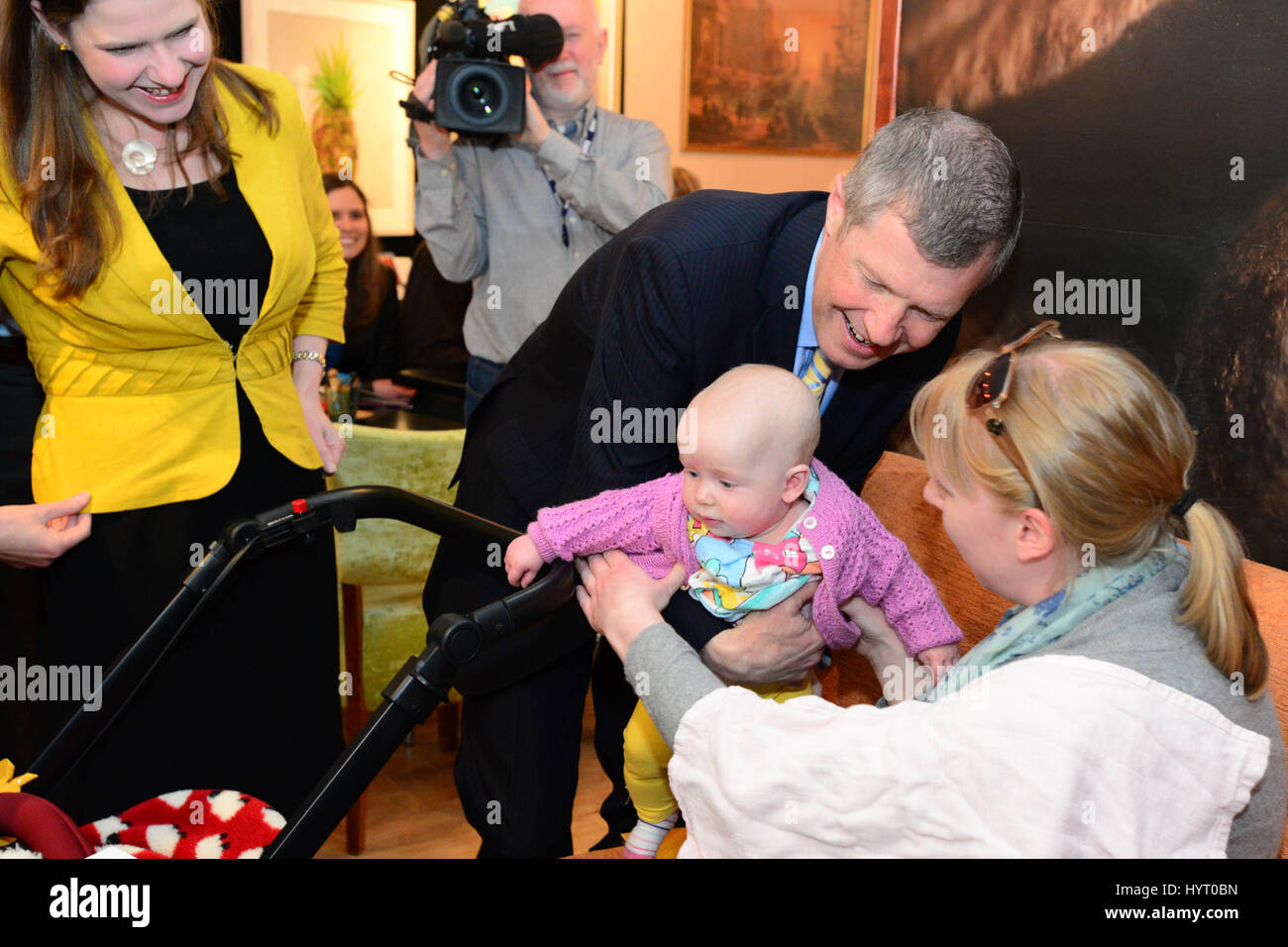 Schottische Liberal Democrats Willie Rennie (C), UK Business Minister Jo Swinson (L), erfüllen fünf Monate alten Martha Milne auf Wahlkampftour in South Queensferry, in der Nähe von Edinburgh Stockfoto