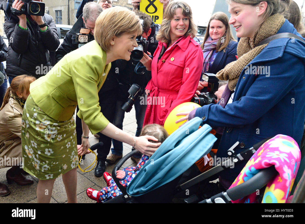 SNP Führer Nicola Sturgeon Wahlkampf im Wahlkreis Edinburgh West mit potenziellen Parlamentskandidatin Michelle Thomson (in rot) Stockfoto