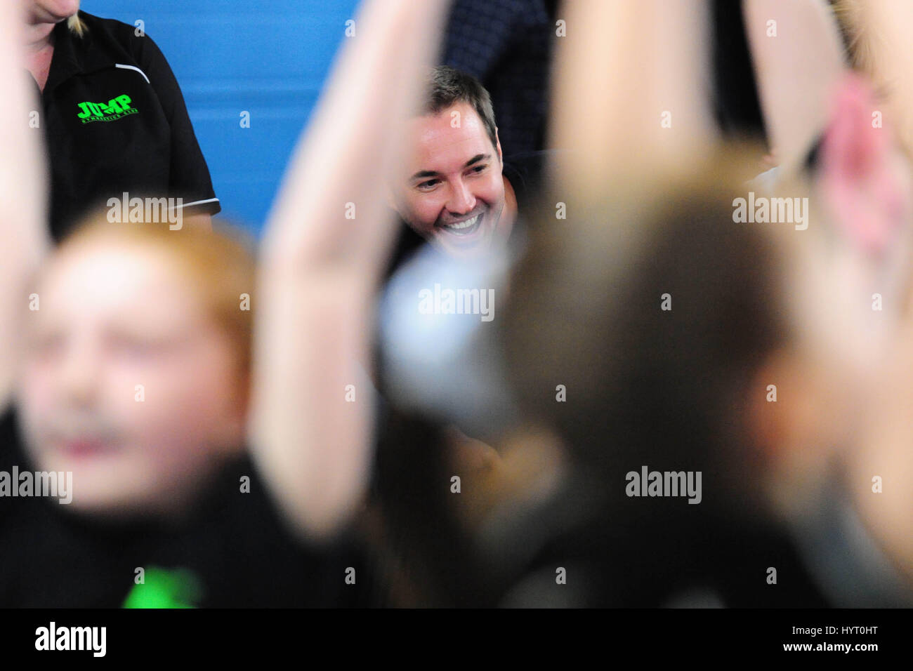 Schauspieler Martin Compston inmitten einer Gruppe von jungen Turner bei einem Besuch mit Nicola Sturgeon, Gymastics einen Kinderclub in Cumbernauld abgebildet Stockfoto