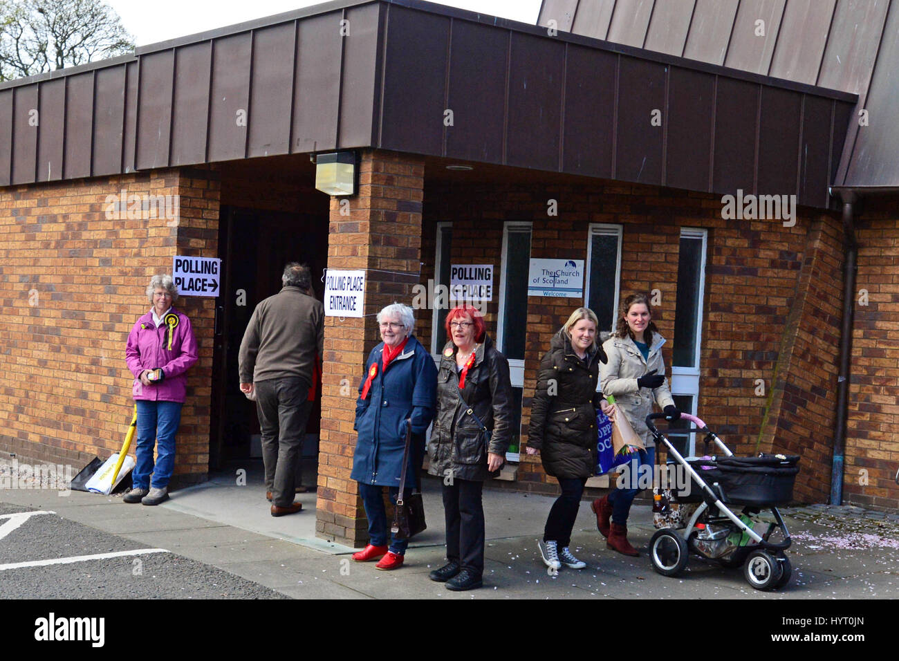 Wähler und Partei Helfer vor einem Wahllokal in Dalgety Bay in Kirkcaldy und Cowdenbeath Wahlkreis zuvor vertreten durch ehemaligen Premierminister Gordon Brown Stockfoto