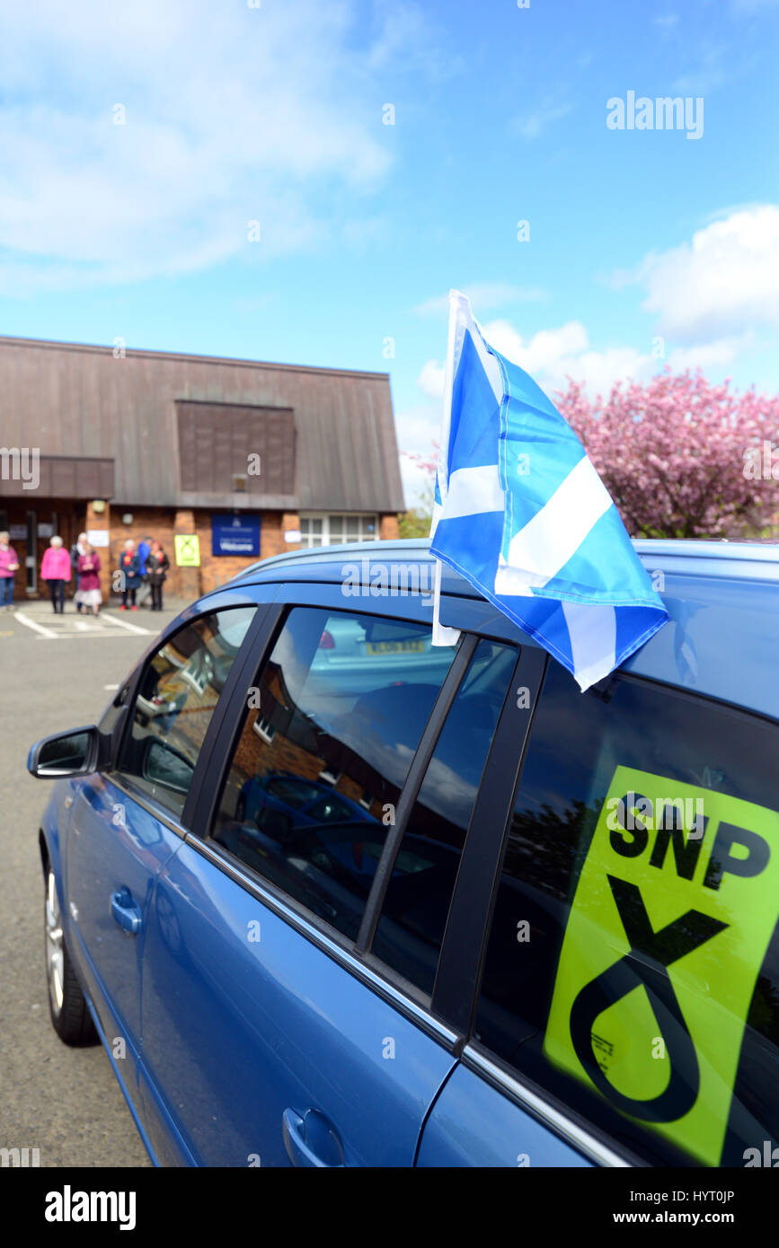 Ein Auto mit einem SNP-Poster und das schottische Andreaskreuz vor einem Wahllokal in Dalgety Bay in Kirkcaldy und Cowdenbeath Wahlkreis zuvor vertreten durch ehemaligen Premierminister Gordon Brown dekoriert Stockfoto