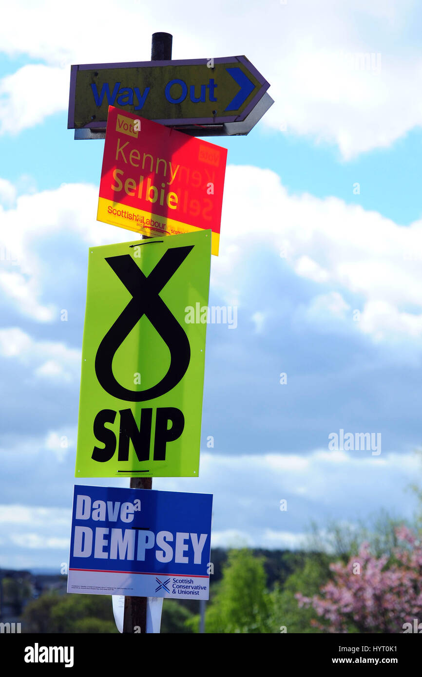 Party Plakate vor einem Wahllokal in Dalgety Bay in Kirkcaldy und Cowdenbeath Wahlkreis zuvor vertreten durch ehemaligen Premierminister Gordon Brown Stockfoto