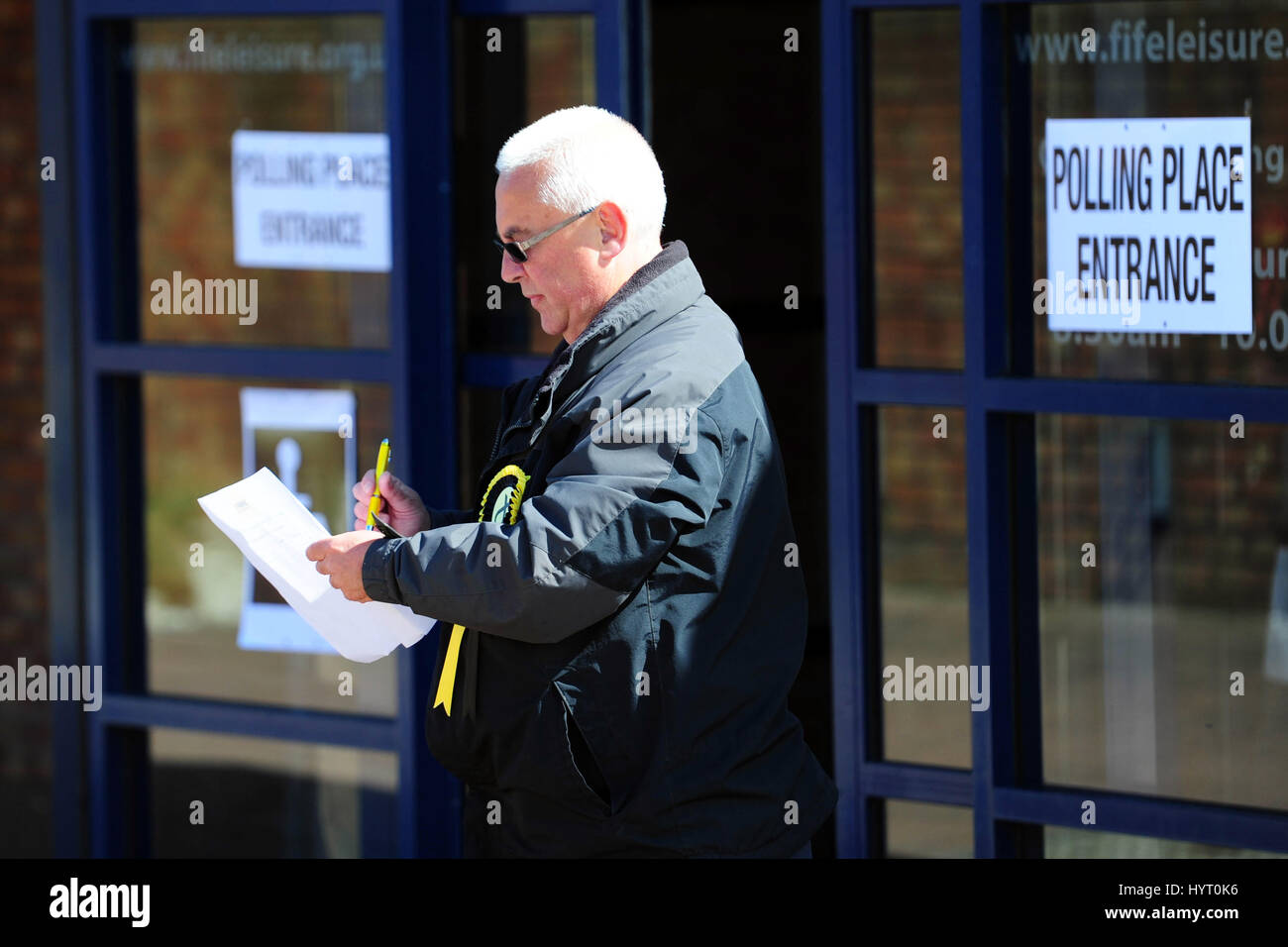 Ein SNP Partei Helfer vor einem Wahllokal in Dalgety Bay in Kirkcaldy und Cowdenbeath Wahlkreis zuvor vertreten durch ehemaligen Premierminister Gordon Brown Stockfoto