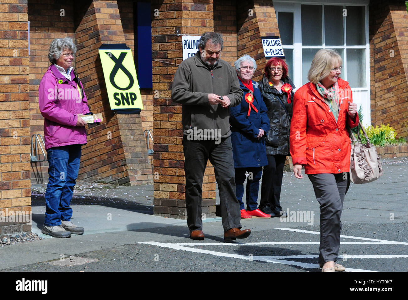 Wähler und Partei Helfer vor einem Wahllokal in Dalgety Bay in Kirkcaldy und Cowdenbeath Wahlkreis zuvor vertreten durch ehemaligen Premierminister Gordon Brown Stockfoto