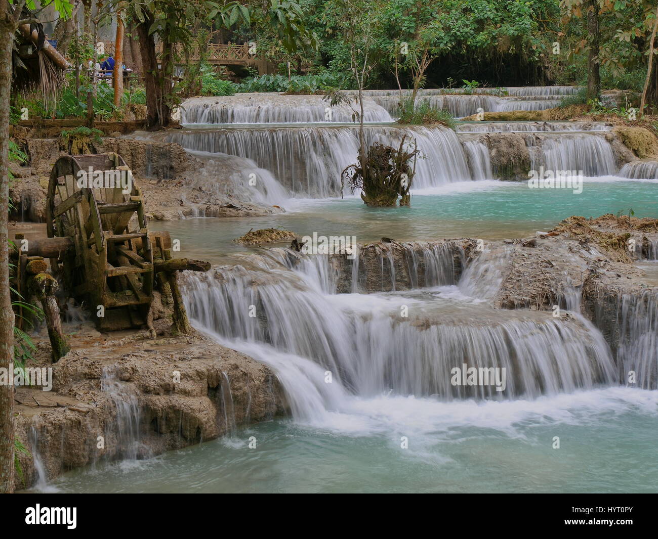 Die Kaskade Kuang Si Wasserfälle in Laos fließenden Wasser gefroren mit langer Belichtungszeit Stockfoto