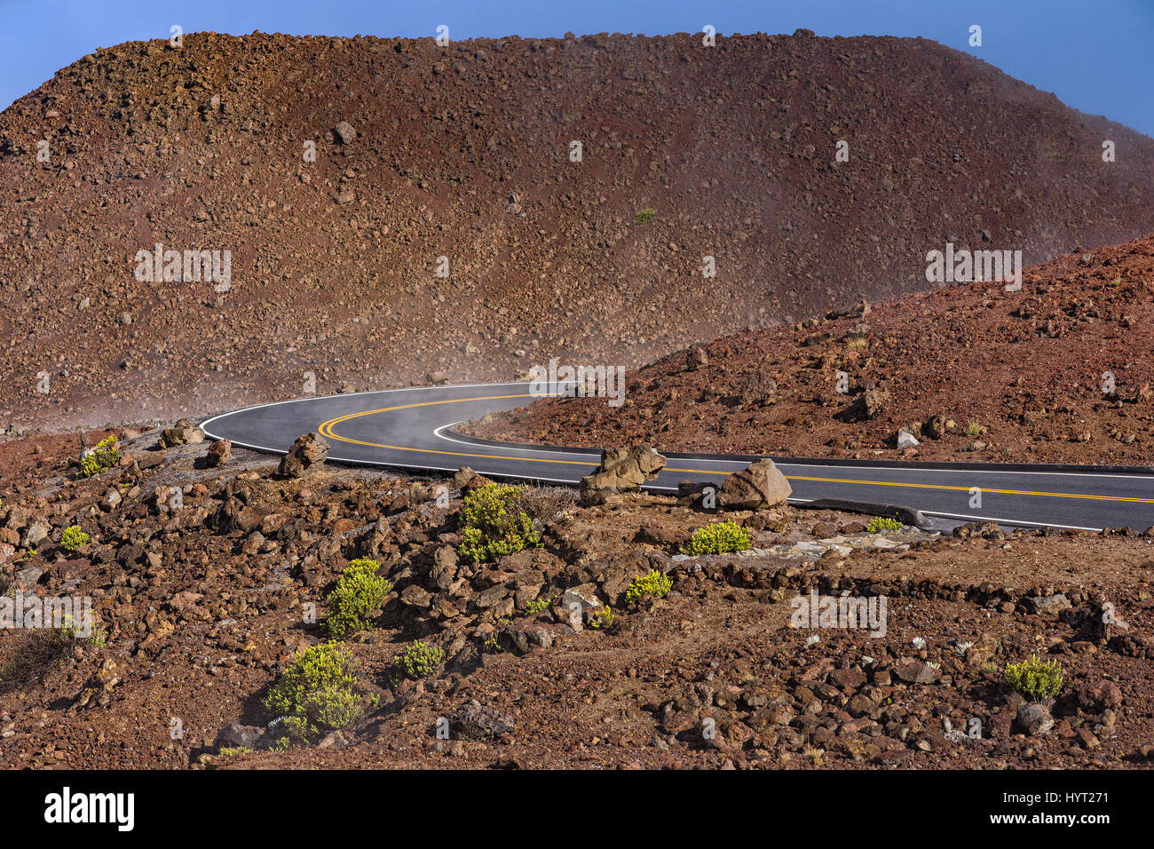 Kurvenreiche Straße auf dem Gipfel OfHaleakala National Park in der Nähe der vulkanischen Krater Maui Hawaii USA Stockfoto