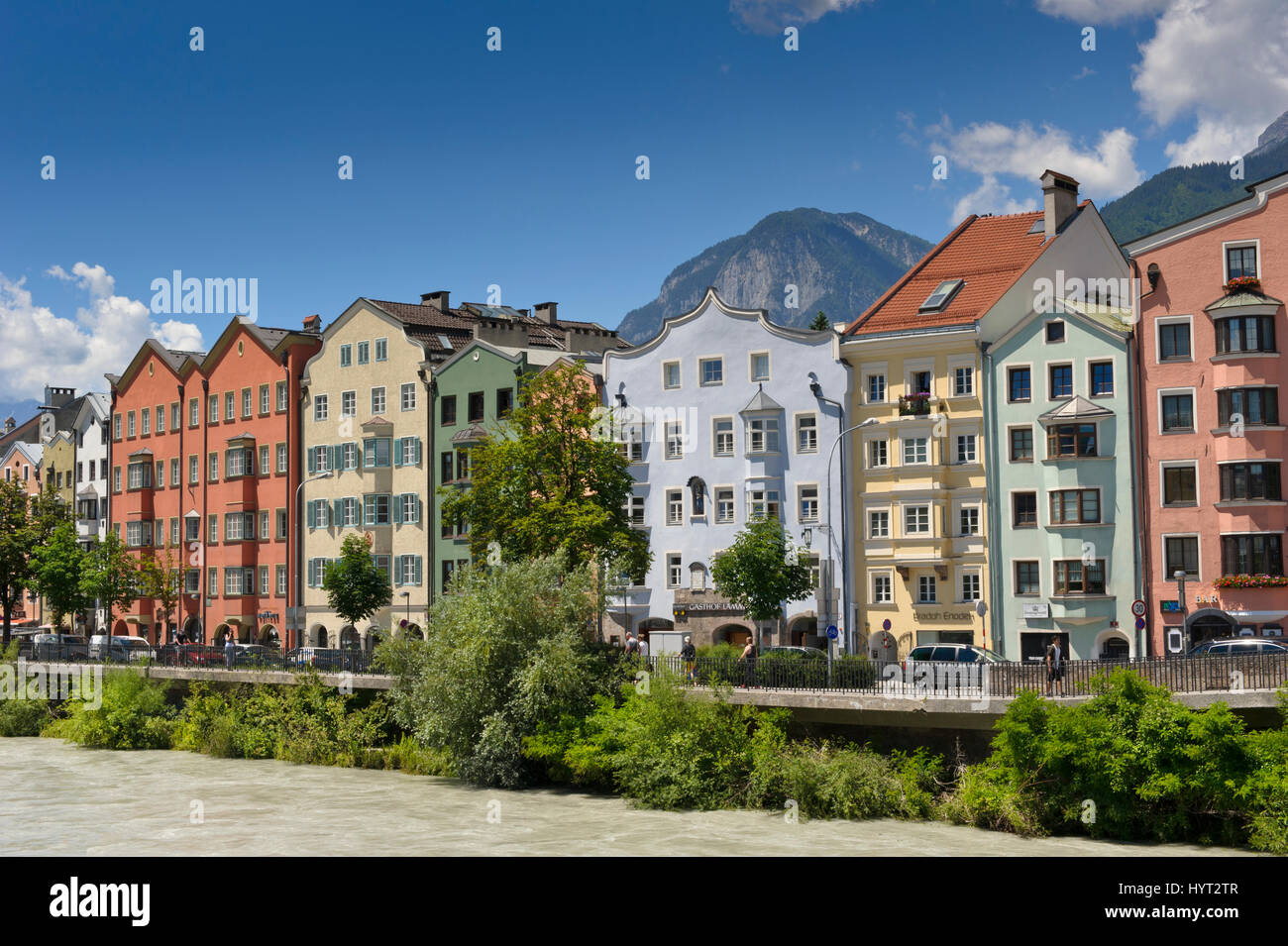 Einen malerischen Blick auf traditionelle Häuser und Geschäfte am Fluss, Innsbruck, Österreich Stockfoto