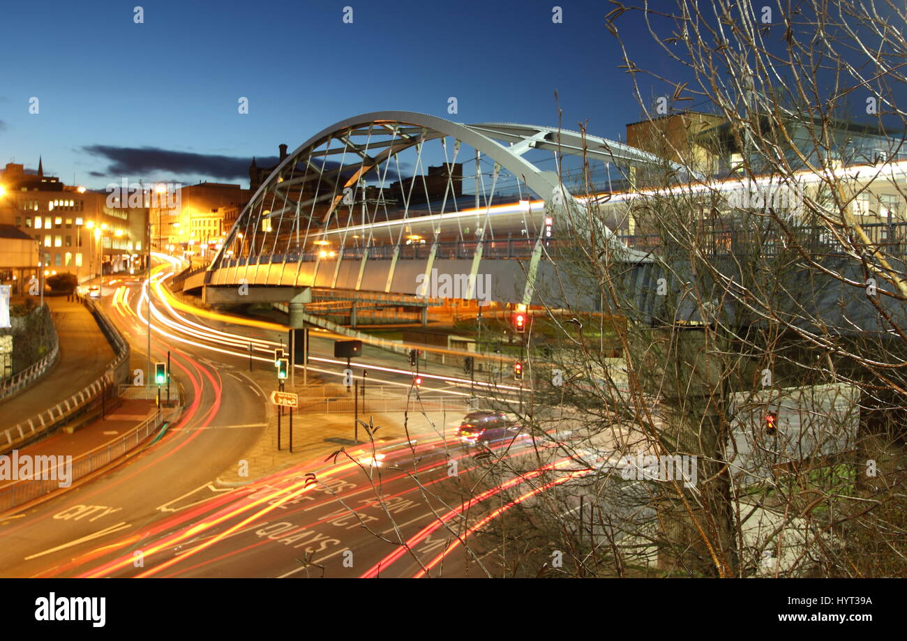 Eine Straßenbahn fährt über Park Square Bridge (Supertram Brücke), ein prominenter Brücke im Stadtzentrum von Sheffield, Yorkshire, England UK - Winter Stockfoto