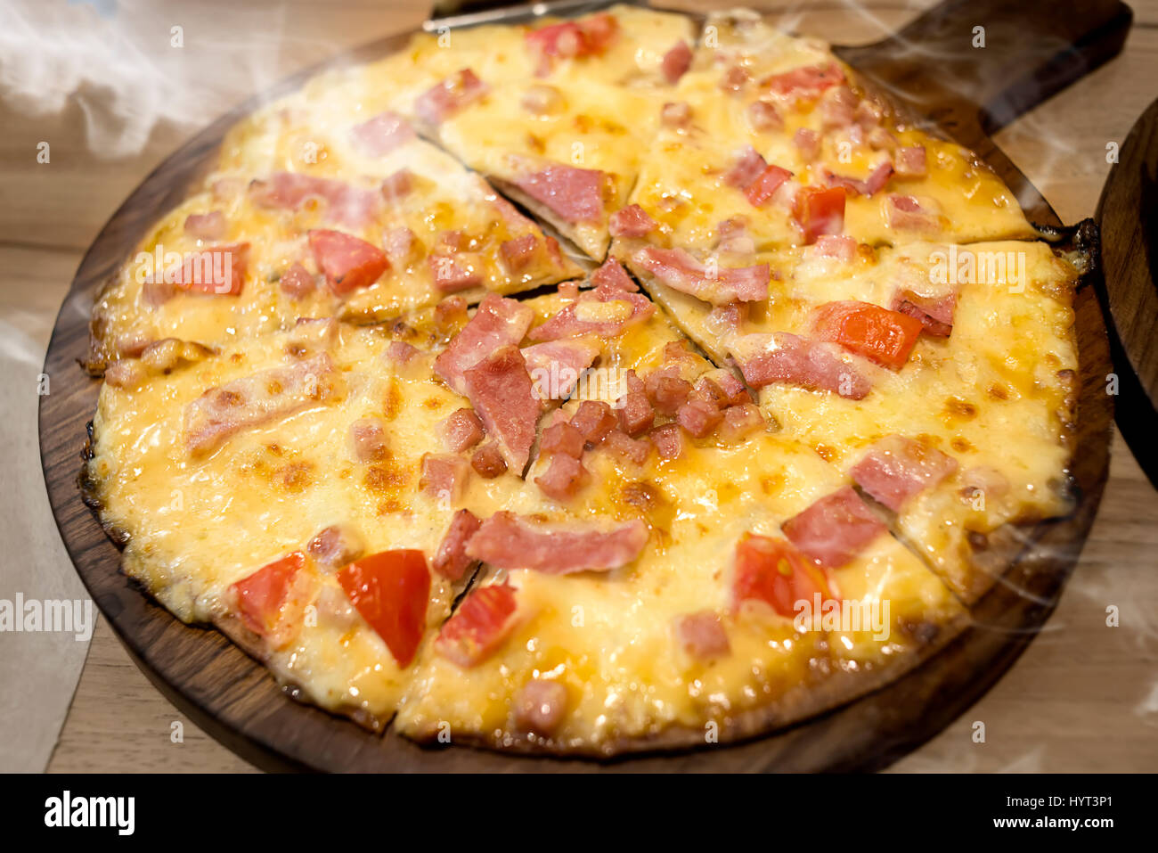 Hausgemachte Pizzakäse und Schinken heiß und Rauch auf Foto dienen in der Innenbeleuchtung sehr gering. Stockfoto