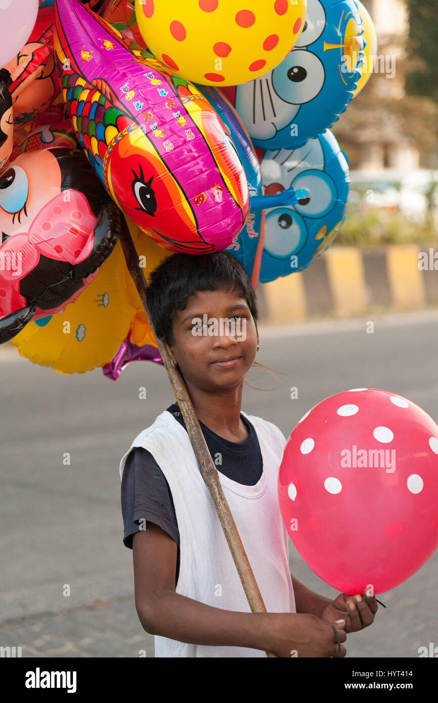 Indianerjunge Verkauf von Luftballons auf Carter Road Promenade, Mumbai, Indien Stockfoto