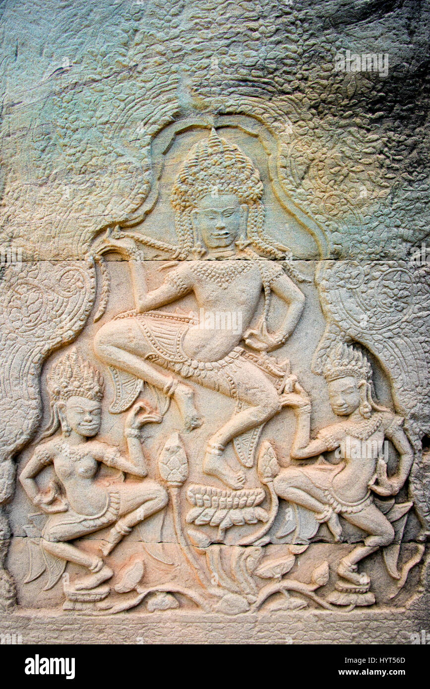 Vertikale Ansicht der Apsara-Tänzerinnen geschnitzt, an den Wänden der Bayon-Tempel in Kambodscha Stockfoto