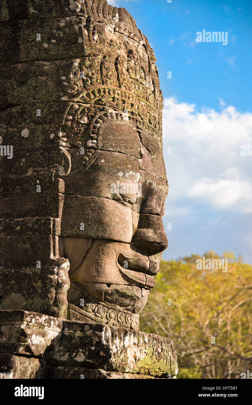 Vertikale Nahaufnahme von den lächelnden Gesichtern der Bayon-Tempel in Kambodscha. Stockfoto