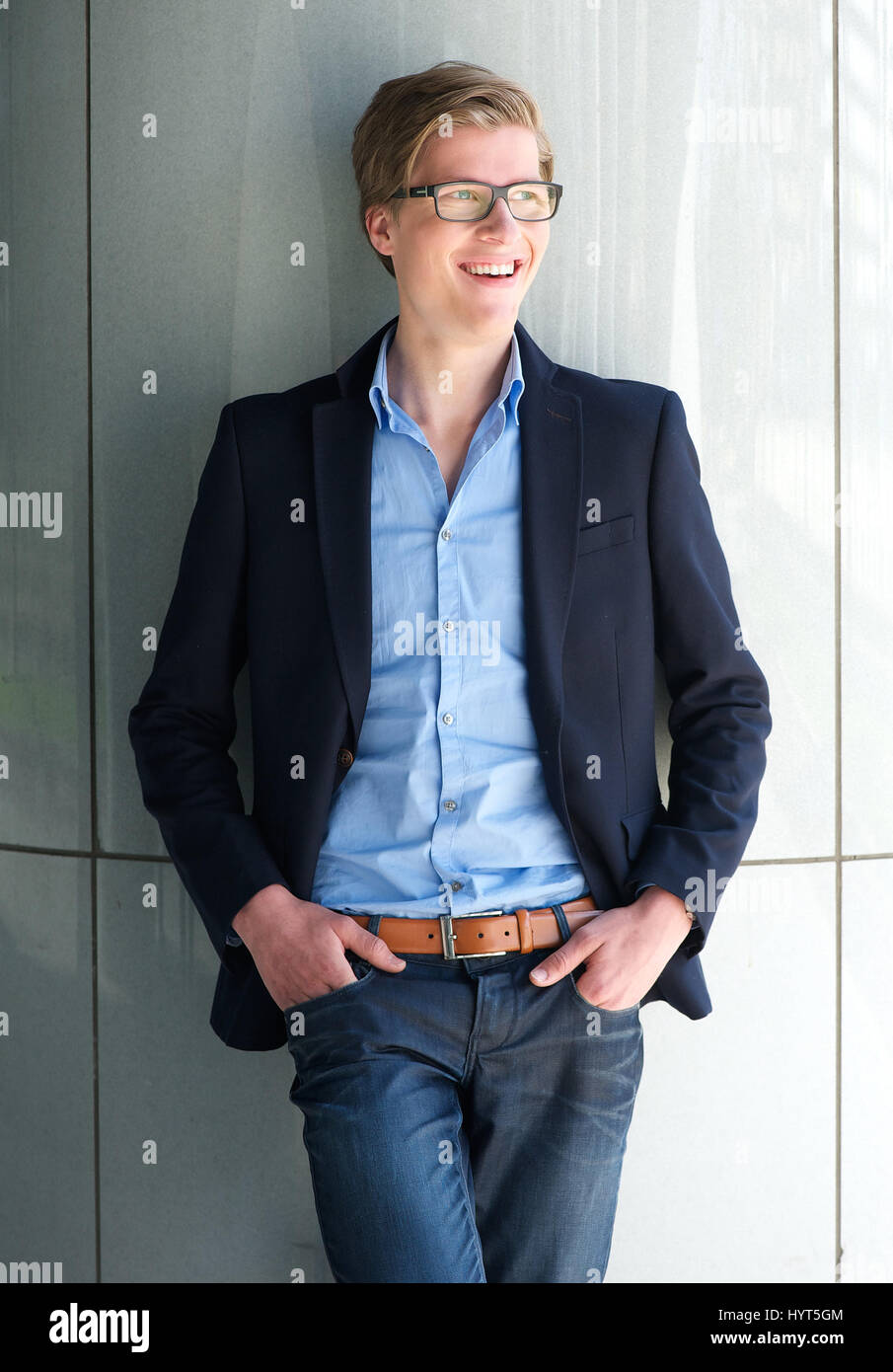 Porträt eines coolen jungen Geschäftsmann lächelnd im freien Stockfoto